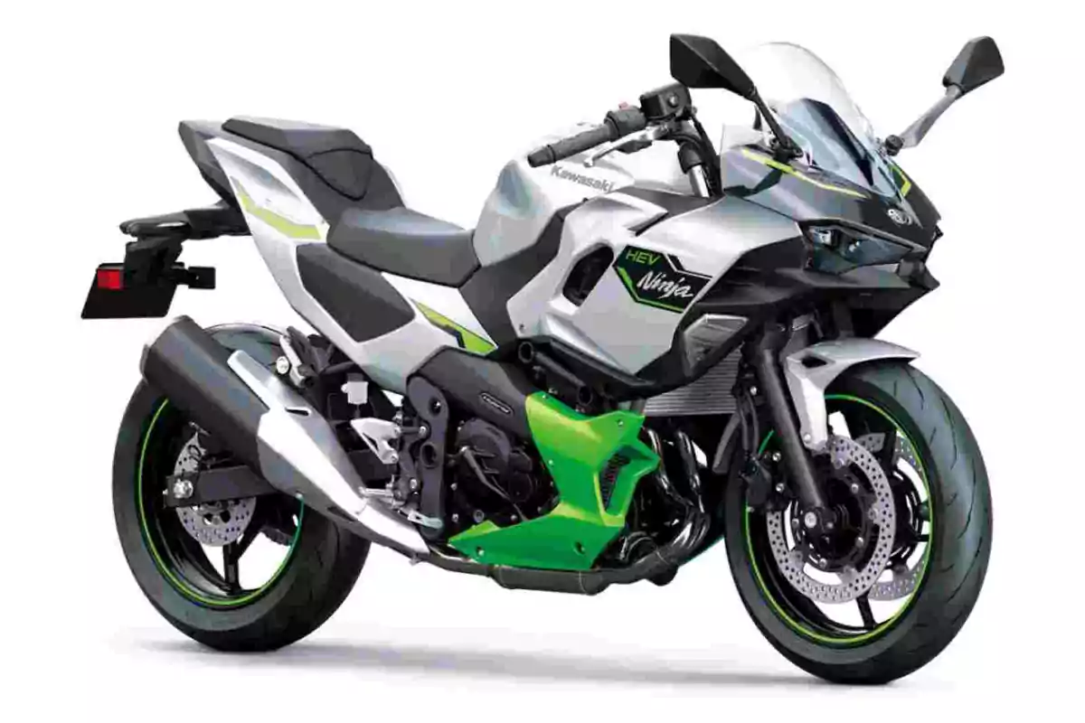 Motocicleta deportiva Kawasaki Ninja HEV en color gris con detalles verdes y negros sobre fondo blanco Motocicleta deportiva Kawasaki Ninja HEV en color gris con detalles verdes y negros sobre fondo blanco