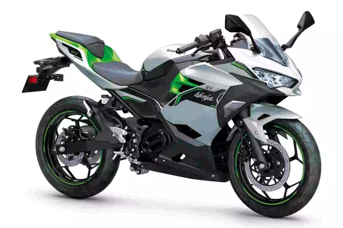 Motocicleta deportiva Kawasaki Ninja EV en color blanco con detalles verdes y negros sobre fondo blanco Motocicleta deportiva Kawasaki Ninja EV en color blanco con detalles verdes y negros sobre fondo blanco