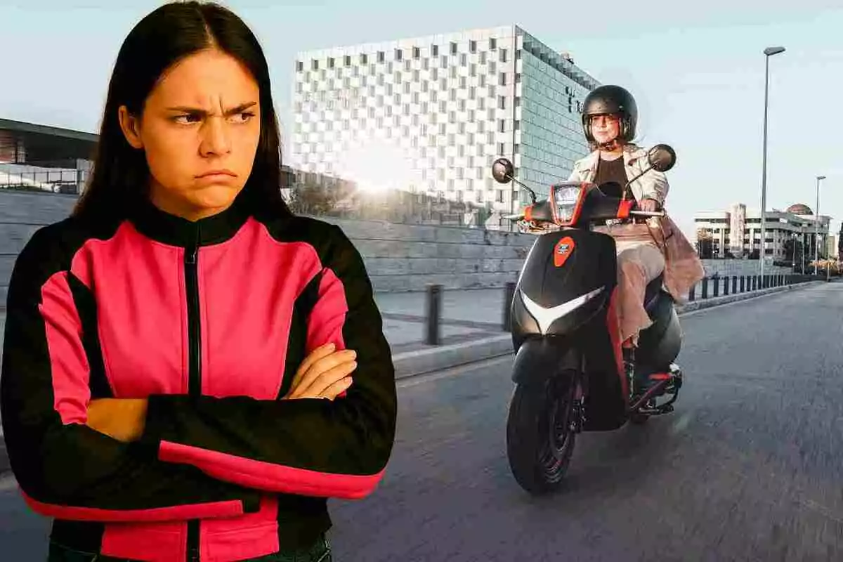 Mujer con expresión molesta y los brazos cruzados en primer plano mientras otra persona conduce una moto en una ciudad moderna al fondo