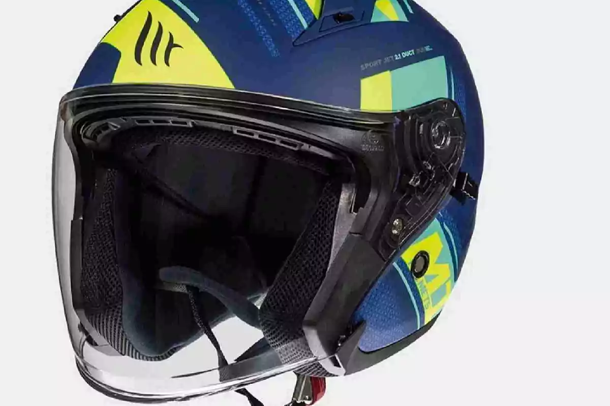 Casco de motocicleta azul con detalles en amarillo y visera transparente Casco de motocicleta azul con detalles en amarillo y visera transparente