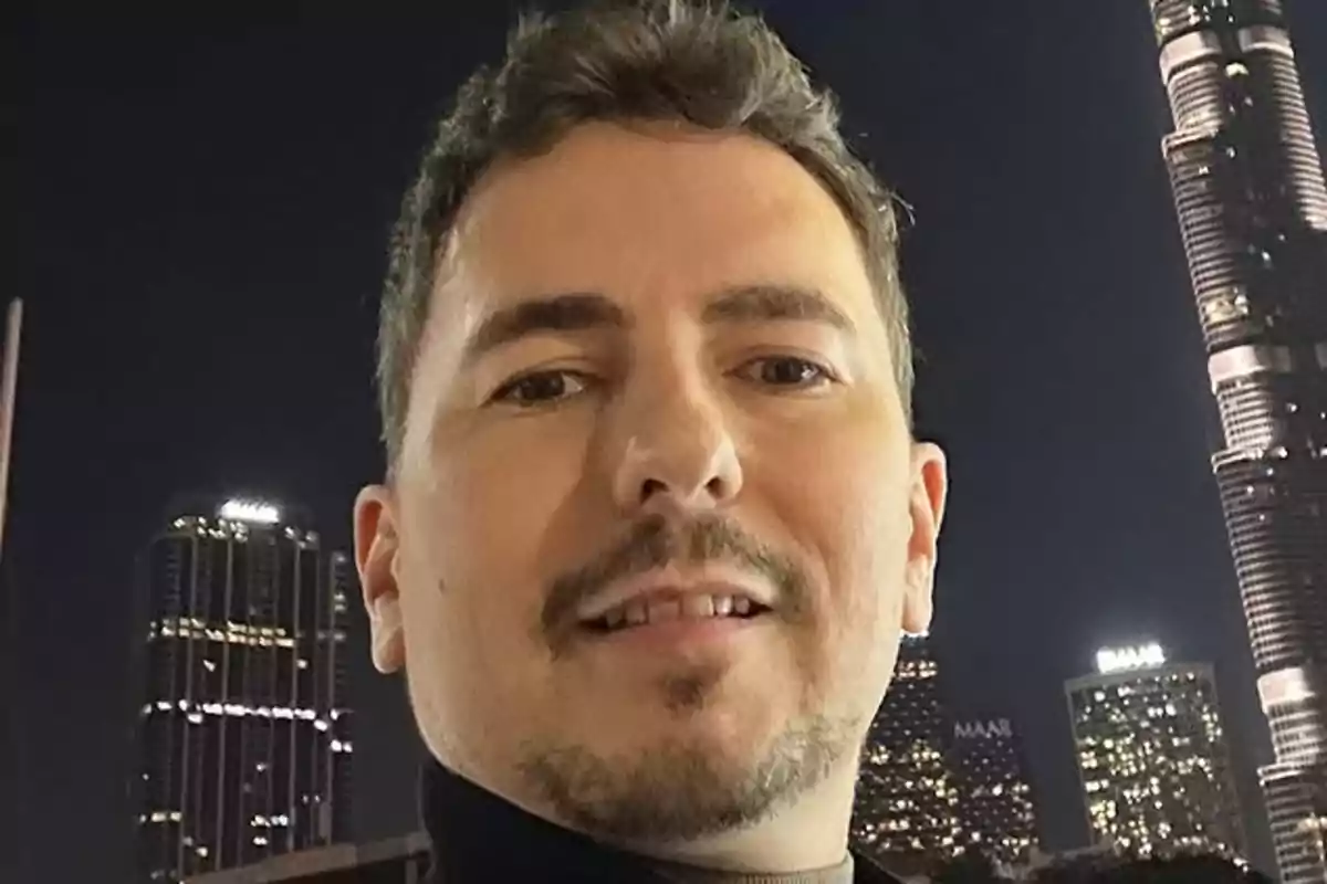 Jorge Lorenzo sonriendo frente a rascacielos iluminados por la noche