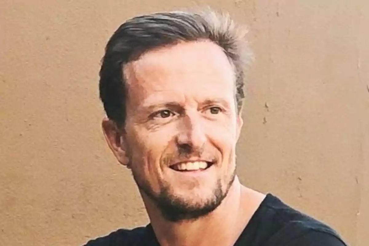 Sete Gibernau sonriendo frente a una pared beige Sete Gibernau sonriendo frente a una pared beige