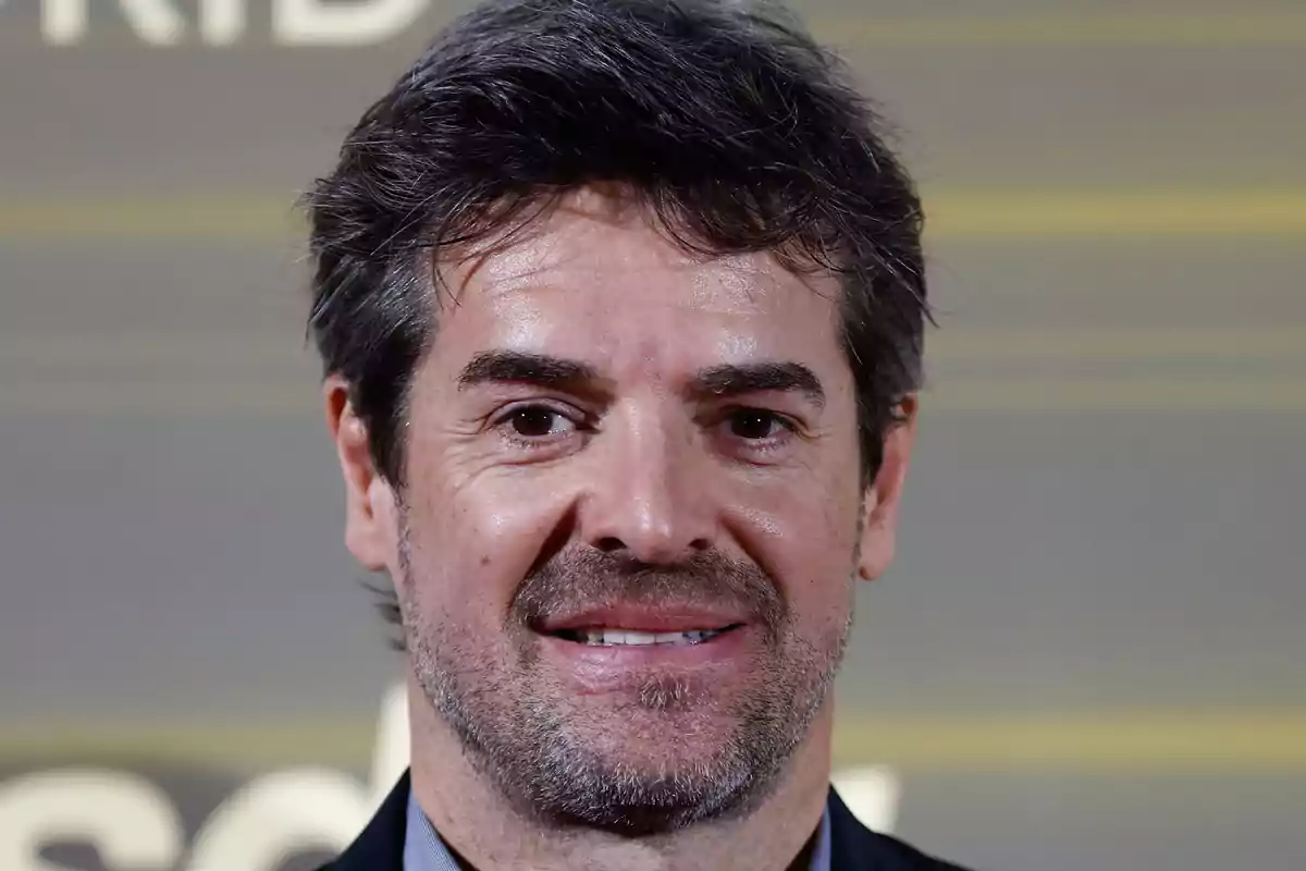 Carlos Checa sonriendo frente a un fondo desenfocado