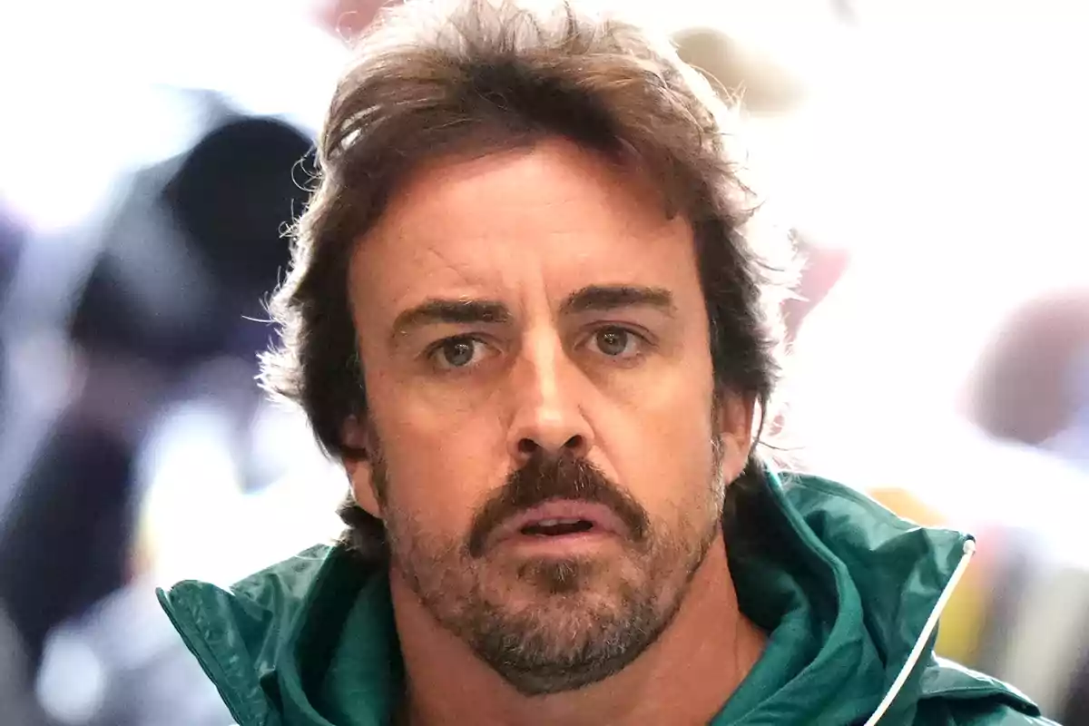 Fernando Alonso con chaqueta verde mirando al frente