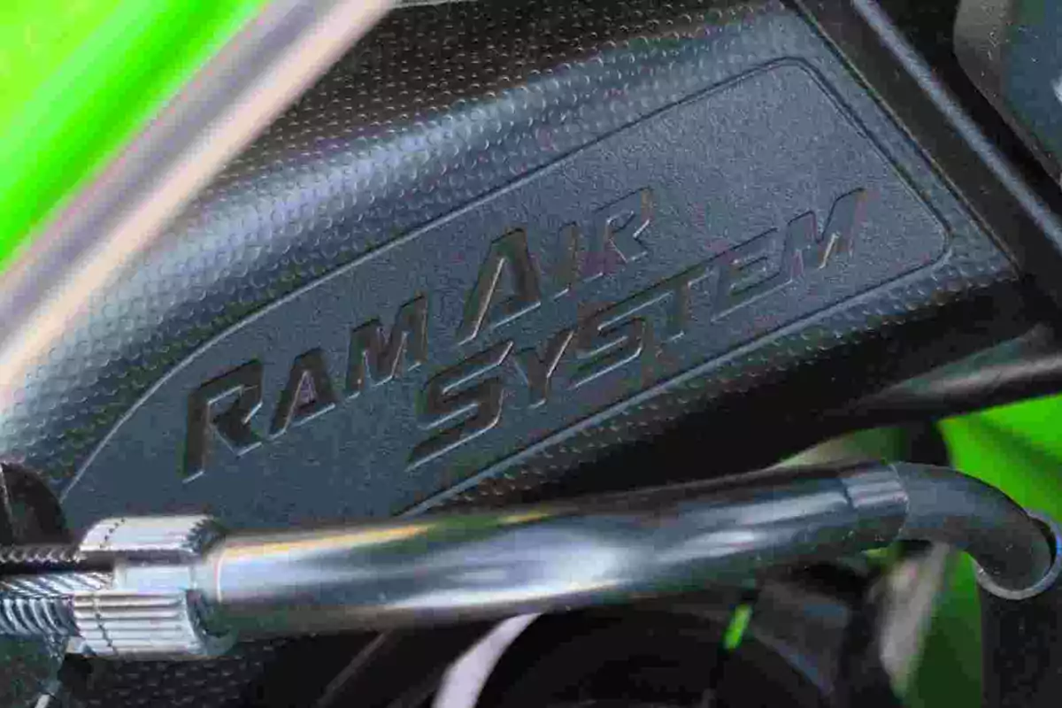 Detalle de una tapa negra con la inscripción Ram Air System en relieve y fondo verde fluorescente Detalle de una tapa negra con la inscripción Ram Air System en relieve y fondo verde fluorescente