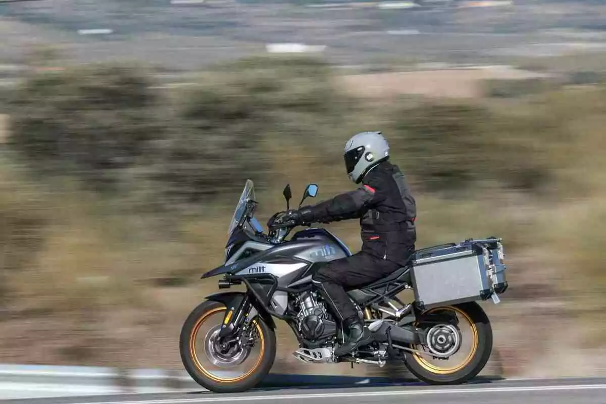 Persona conduciendo una motocicleta de turismo en carretera con fondo desenfocado Persona conduciendo una motocicleta de turismo en carretera con fondo desenfocado