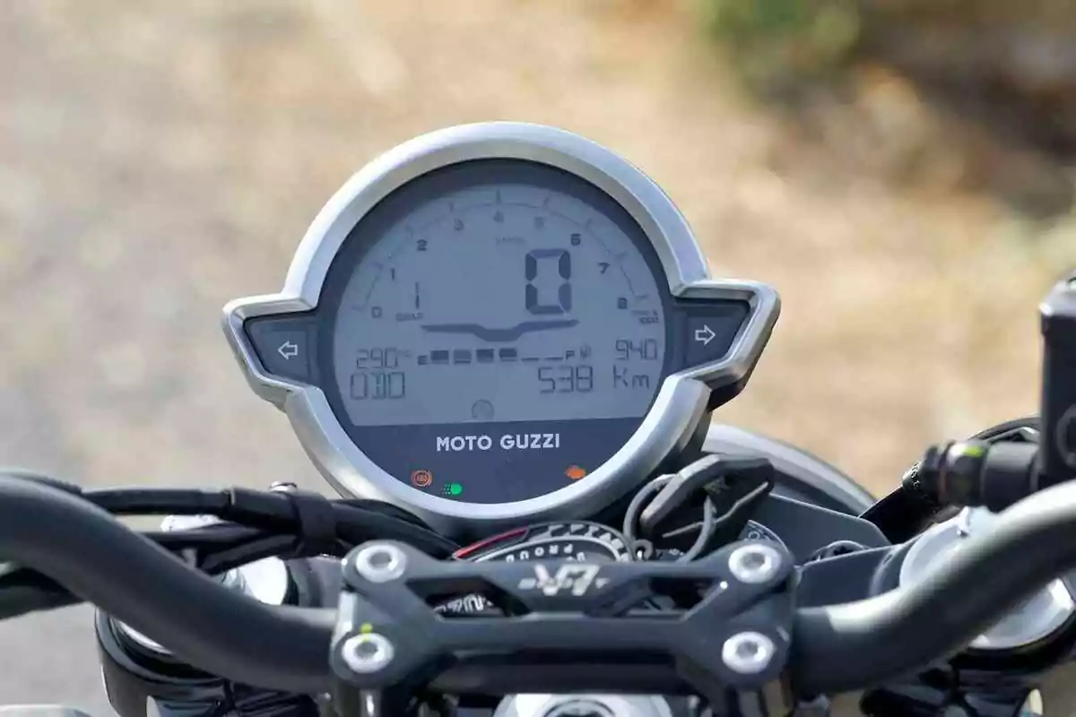 Tablero digital de una motocicleta Moto Guzzi mostrando información como velocidad, marcha, temperatura y kilometraje Tablero digital de una motocicleta Moto Guzzi mostrando información como velocidad, marcha, temperatura y kilometraje