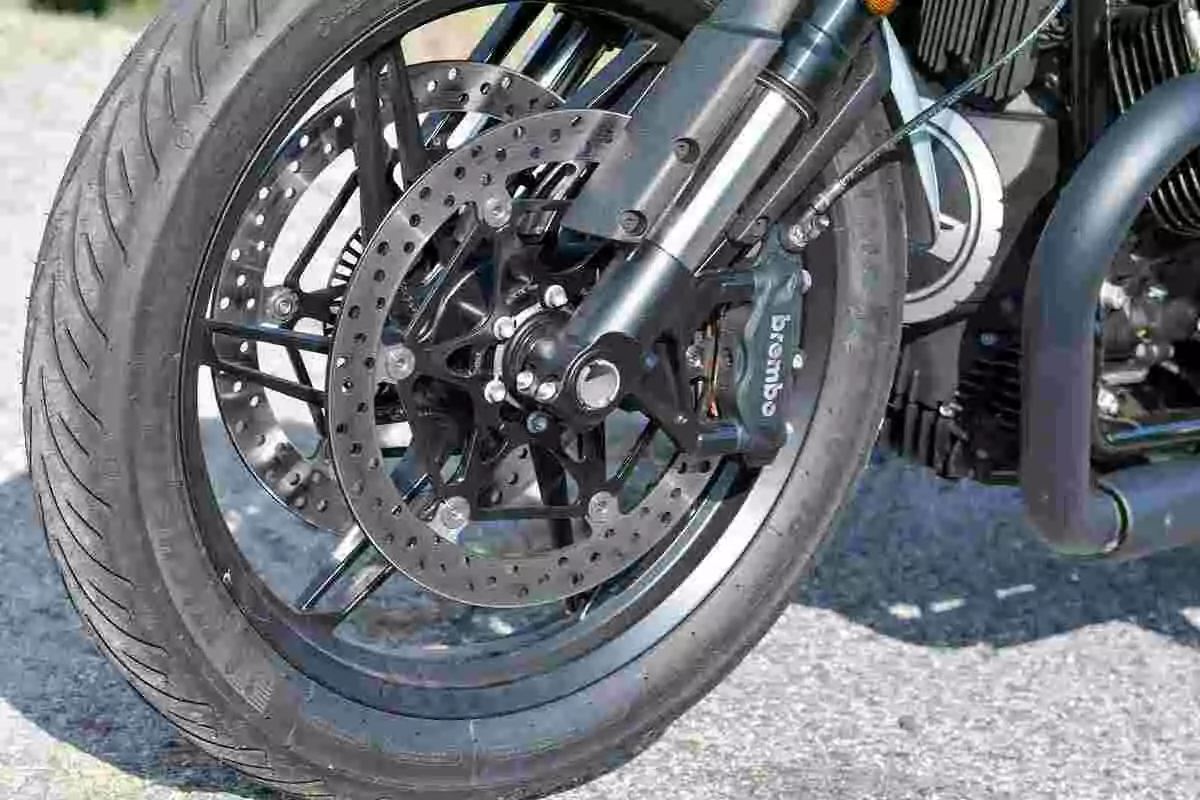 Rueda delantera de motocicleta con freno de disco y pinza Brembo Rueda delantera de motocicleta con freno de disco y pinza Brembo
