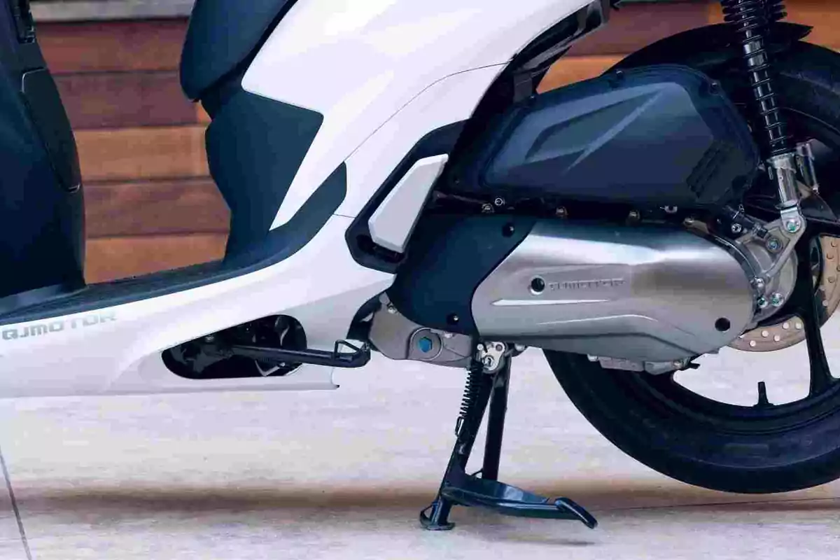 QJMotor presenta su primer scooter de rueda alta con el SQ16 QJMotor presenta su primer scooter de rueda alta con el SQ16