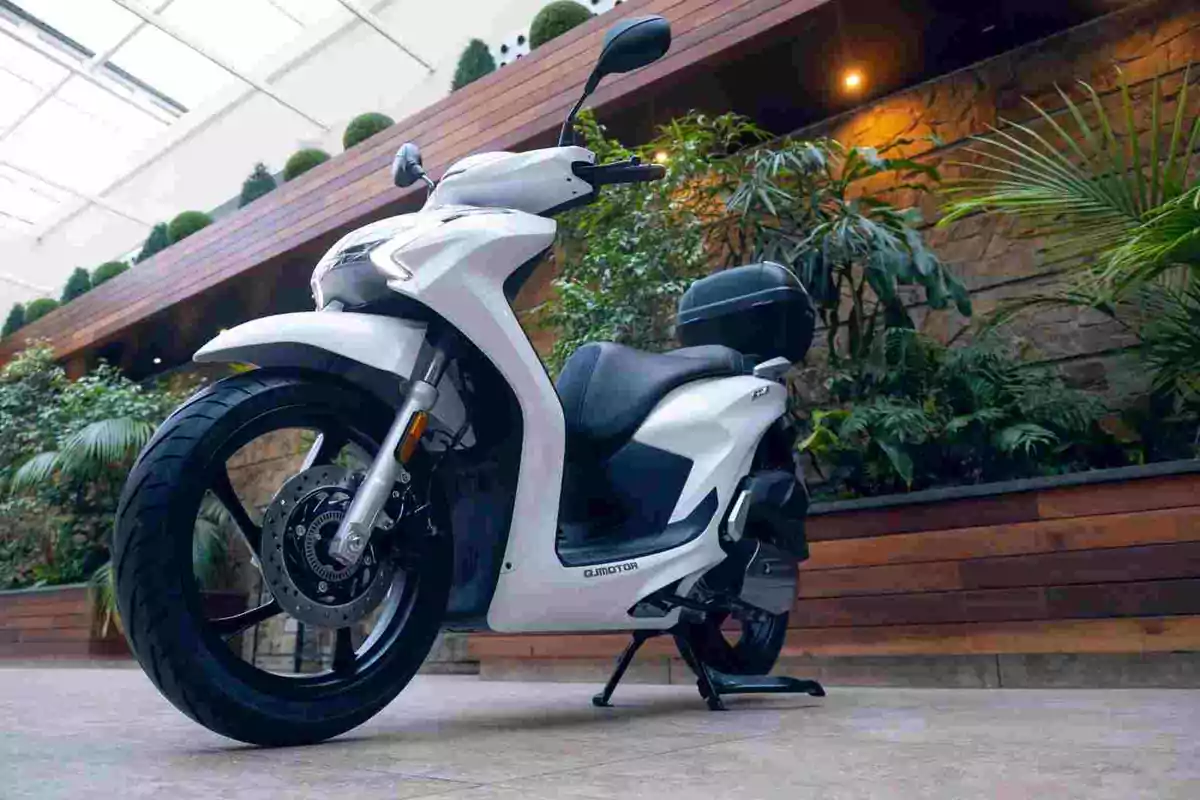 QJMotor presenta su primer scooter de rueda alta con el SQ16 QJMotor presenta su primer scooter de rueda alta con el SQ16