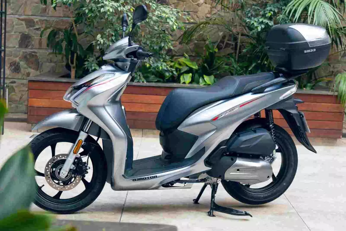 QJMotor presenta su primer scooter de rueda alta con el SQ16 QJMotor presenta su primer scooter de rueda alta con el SQ16