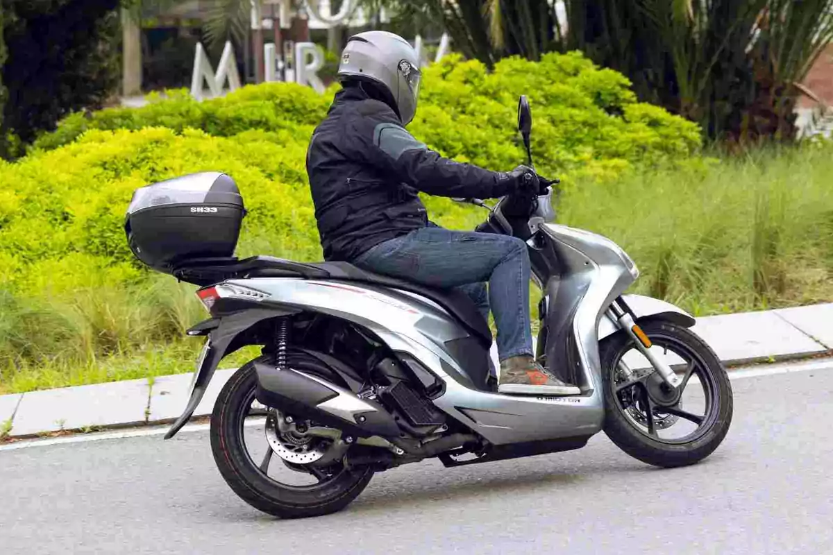 QJMotor presneta su primer scooter de rueda alta con el SQ16 QJMotor presneta su primer scooter de rueda alta con el SQ16