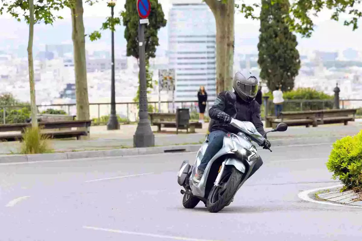 QJMotor presenta su primer scooter de rueda alta con el SQ16 QJMotor presenta su primer scooter de rueda alta con el SQ16