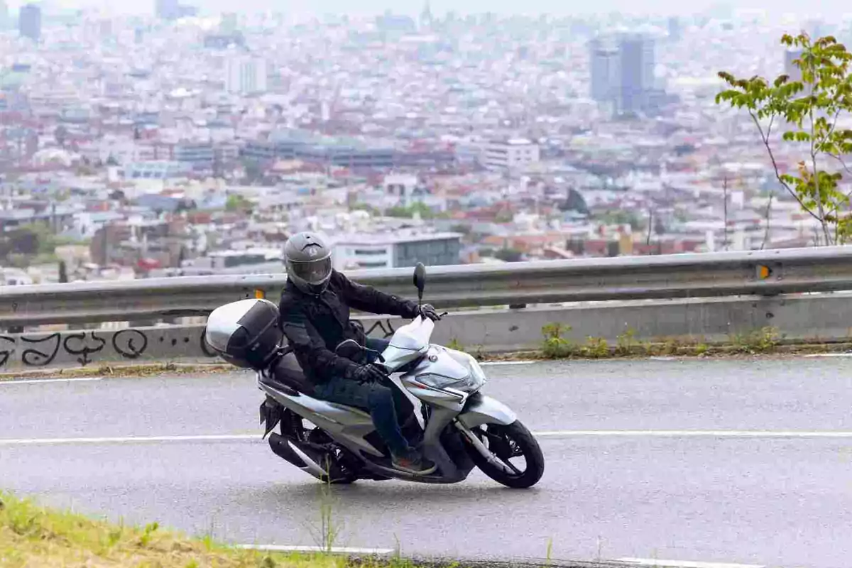 QJMotor presenta su primer scooter de rueda alta con el SQ16 QJMotor presenta su primer scooter de rueda alta con el SQ16