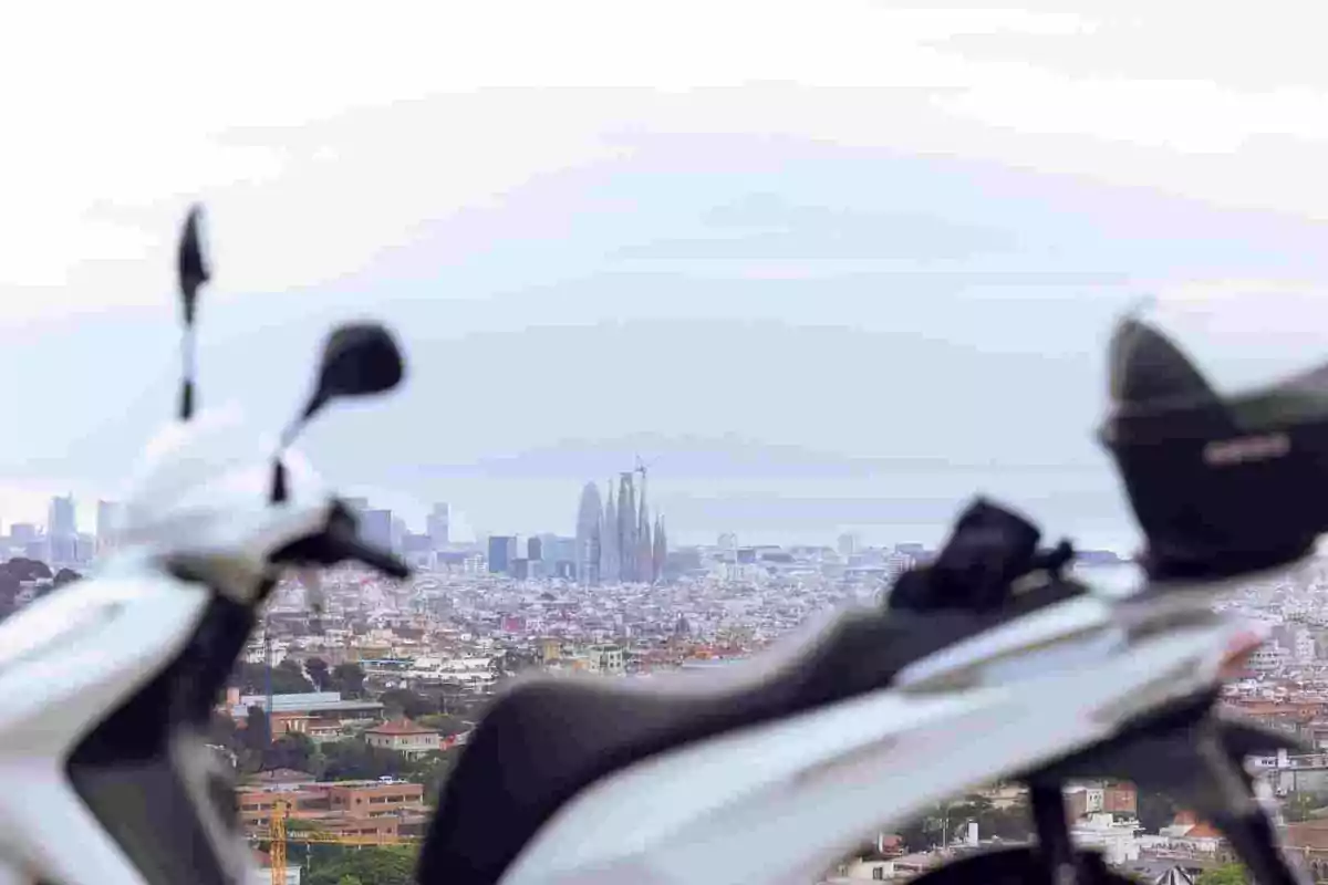 QJMotor presenta su primer scooter de rueda alta con el SQ16 QJMotor presenta su primer scooter de rueda alta con el SQ16