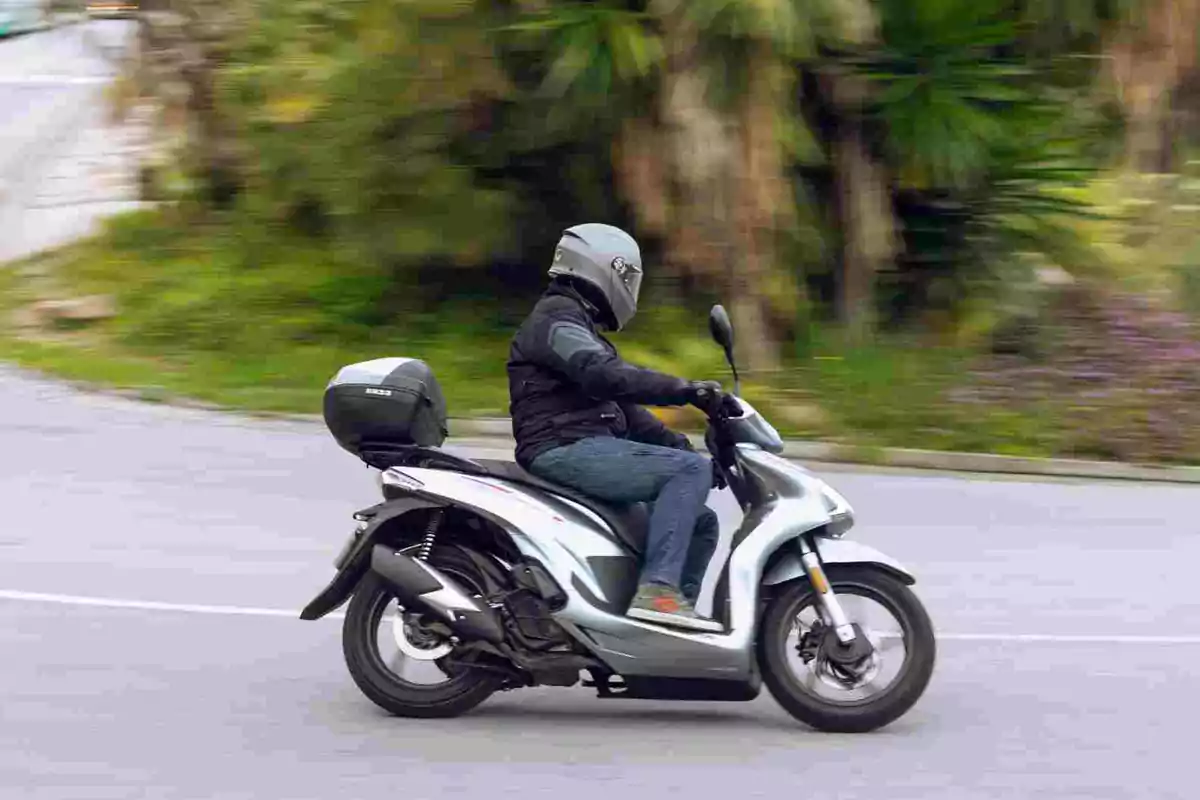 QJMotor presenta su primer scooter de rueda alta con el SQ16 QJMotor presenta su primer scooter de rueda alta con el SQ16