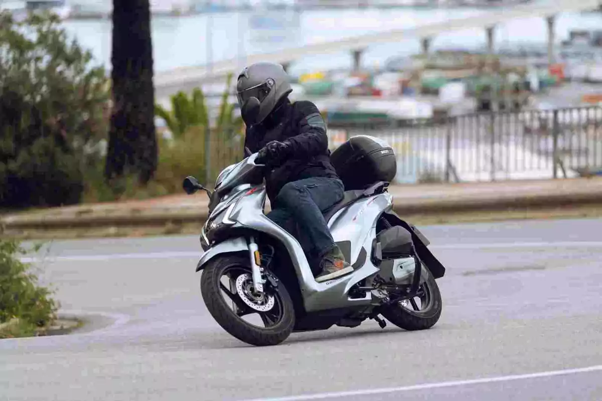 QJMotor presenta su primer scooter de rueda alta con el SQ16 QJMotor presenta su primer scooter de rueda alta con el SQ16