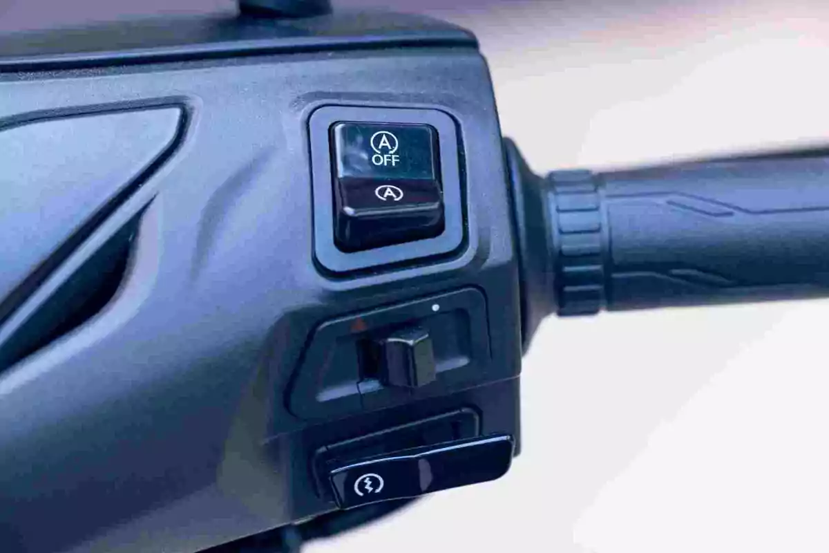 QJMotor presenta su primer scooter de rueda alta con el SQ16 QJMotor presenta su primer scooter de rueda alta con el SQ16