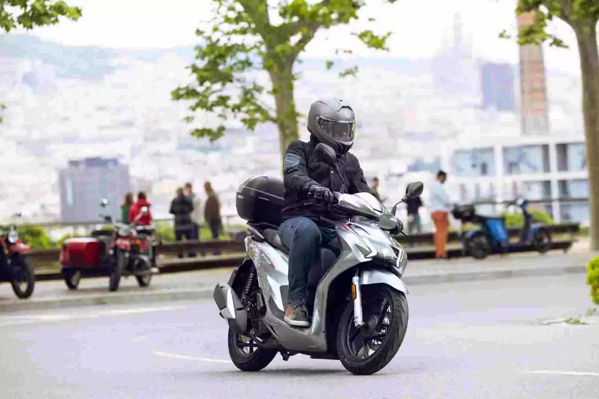 El SQ16 es el primer scooter rueda alta de QJ Motor
