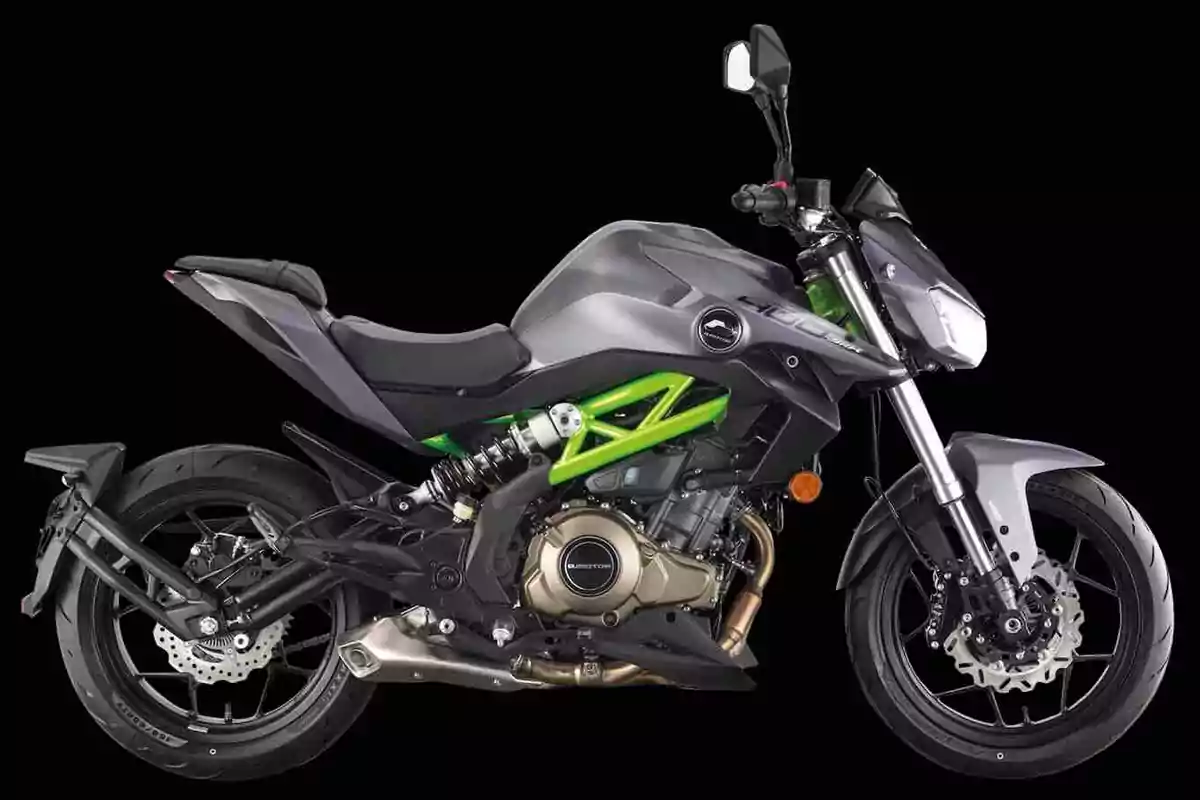 Motocicleta deportiva de color gris con chasis verde sobre fondo negro Motocicleta deportiva de color gris con chasis verde sobre fondo negro