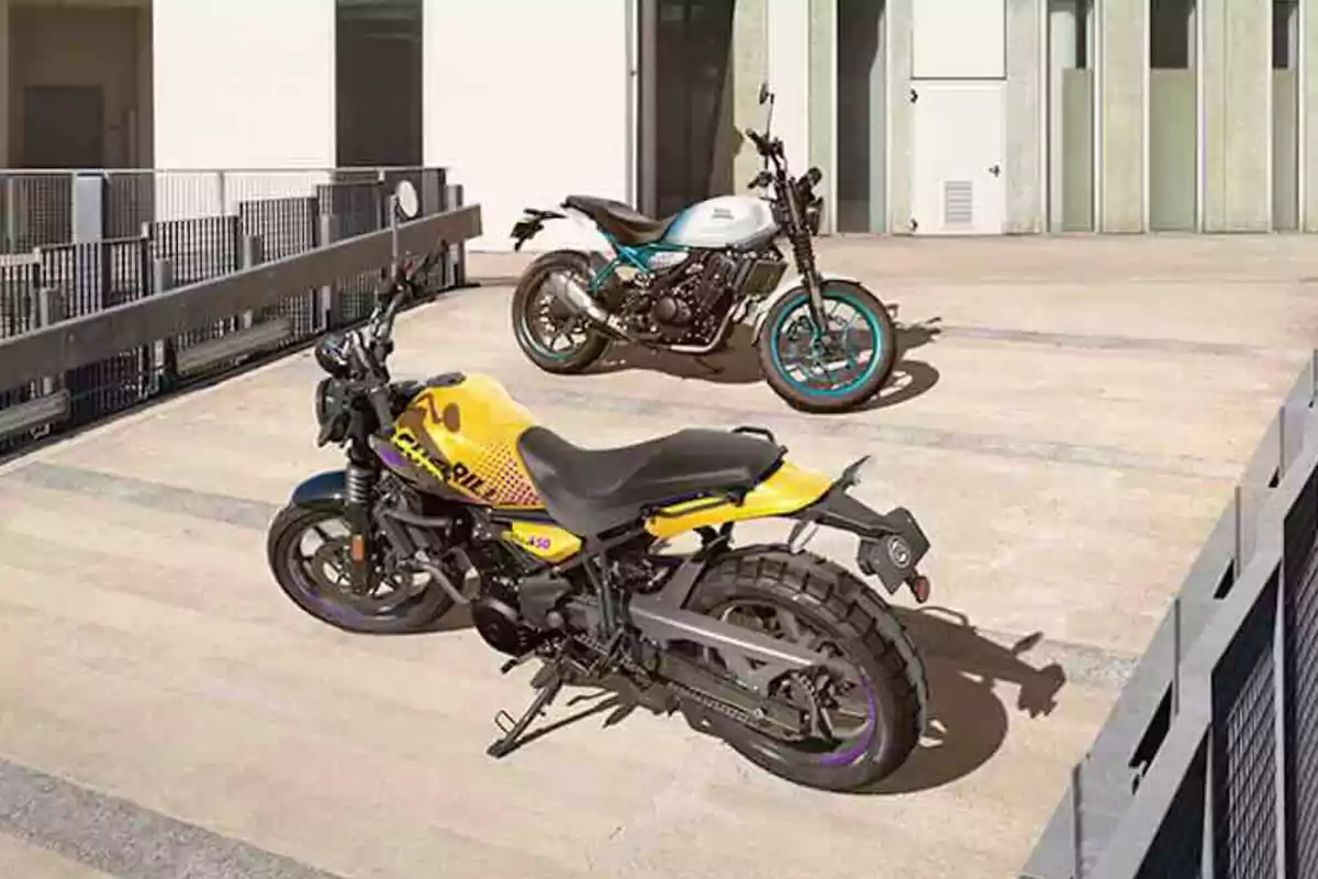 Dos motocicletas estacionadas en una azotea, una de color amarillo con negro en primer plano y otra blanca con detalles en azul al fondo, junto a un edificio moderno Dos motocicletas estacionadas en una azotea, una de color amarillo con negro en primer plano y otra blanca con detalles en azul al fondo, junto a un edificio moderno
