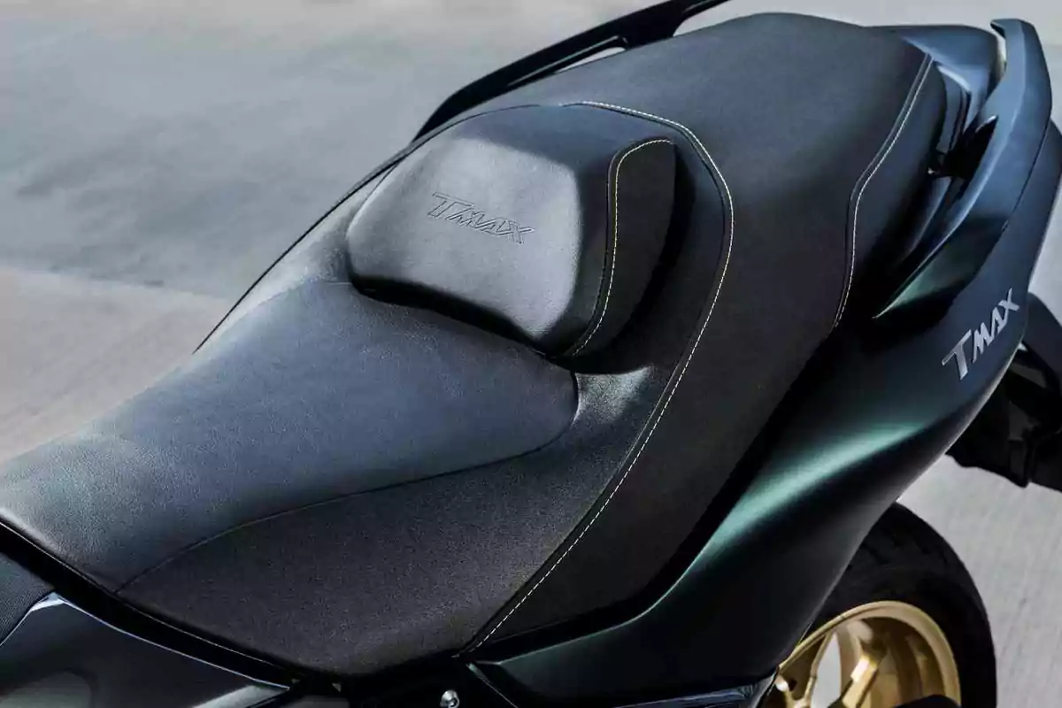 Black motorcycle seat with stitched details and the word TMAX embossed on the backrest Black motorcycle seat with stitched details and the word TMAX embossed on the backrest
