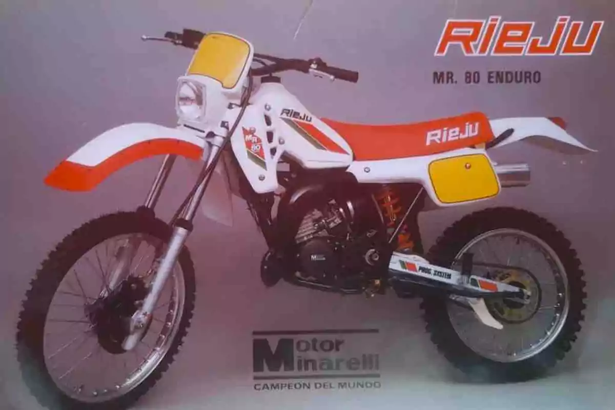 Motocicleta Rieju MR 80 Enduro de color blanco, rojo y amarillo con motor Minarelli, diseñada para competencias off-road Motocicleta Rieju MR 80 Enduro de color blanco, rojo y amarillo con motor Minarelli, diseñada para competencias off-road