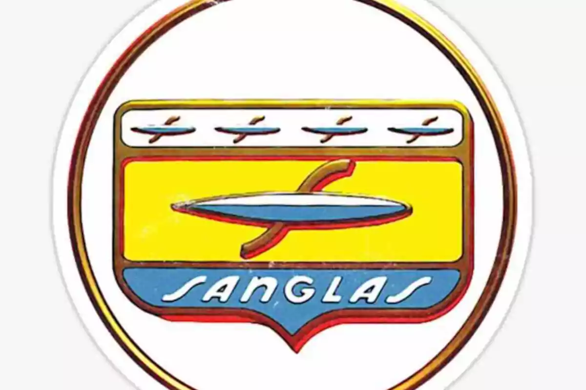 Emblema clásico de la marca Sanglas con fondo amarillo, detalles en azul y rojo y el nombre Sanglas en la parte inferior Emblema clásico de la marca Sanglas con fondo amarillo, detalles en azul y rojo y el nombre Sanglas en la parte inferior