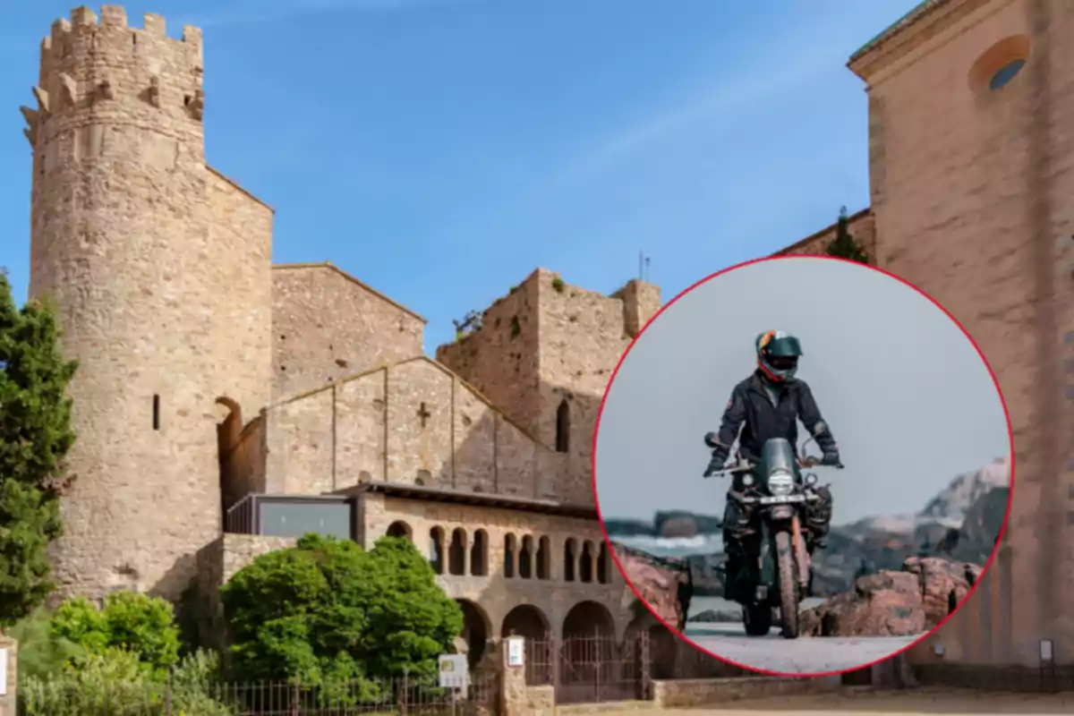 Castillo de piedra antiguo con una torre y vegetación al frente, sobre la imagen hay un círculo que muestra a una persona conduciendo una motocicleta Castillo de piedra antiguo con una torre y vegetación al frente, sobre la imagen hay un círculo que muestra a una persona conduciendo una motocicleta