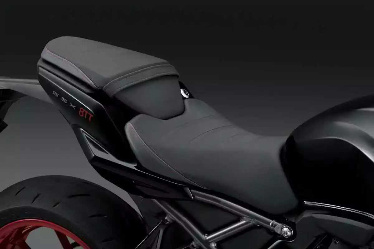 Asiento de motocicleta deportiva negra con costuras rojas y llanta trasera roja Asiento de motocicleta deportiva negra con costuras rojas y llanta trasera roja
