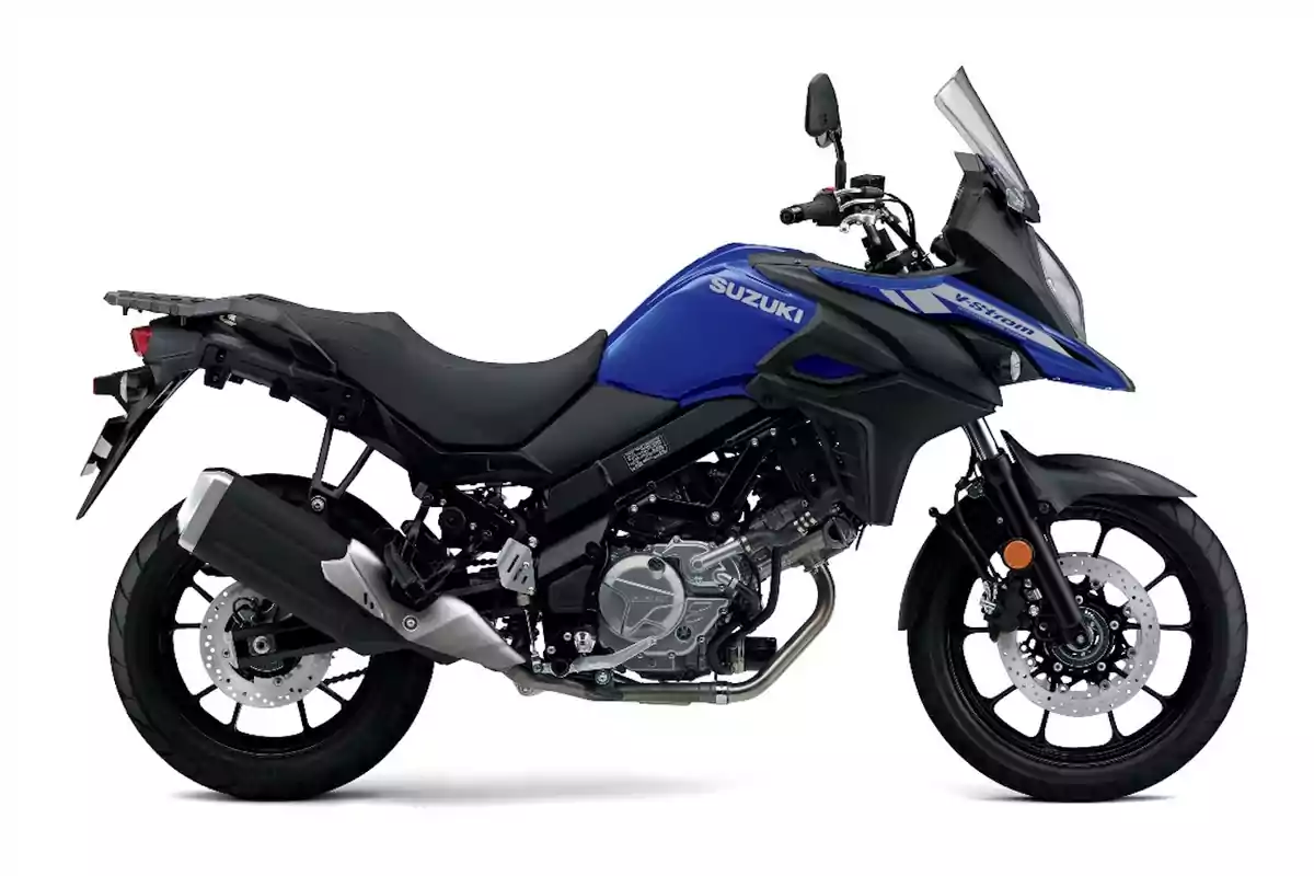 Motocicleta Suzuki V-Strom blava i negra vista de costat sobre fons blanc Motocicleta Suzuki V-Strom blava i negra vista de costat sobre fons blanc