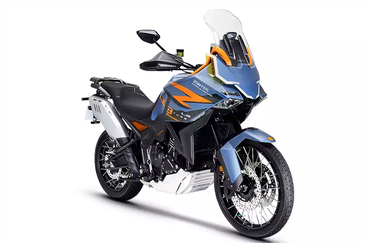 Motocicleta deportiva de aventura color azul con detalles naranjas y parabrisas alto sobre fondo blanco Motocicleta deportiva de aventura color azul con detalles naranjas y parabrisas alto sobre fondo blanco