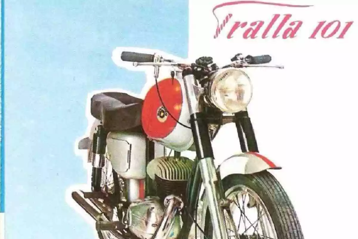 Motocicleta clásica Tralla 101 de color rojo y blanco sobre un fondo azul con el nombre del modelo en la esquina superior derecha Motocicleta clásica Tralla 101 de color rojo y blanco sobre un fondo azul con el nombre del modelo en la esquina superior derecha
