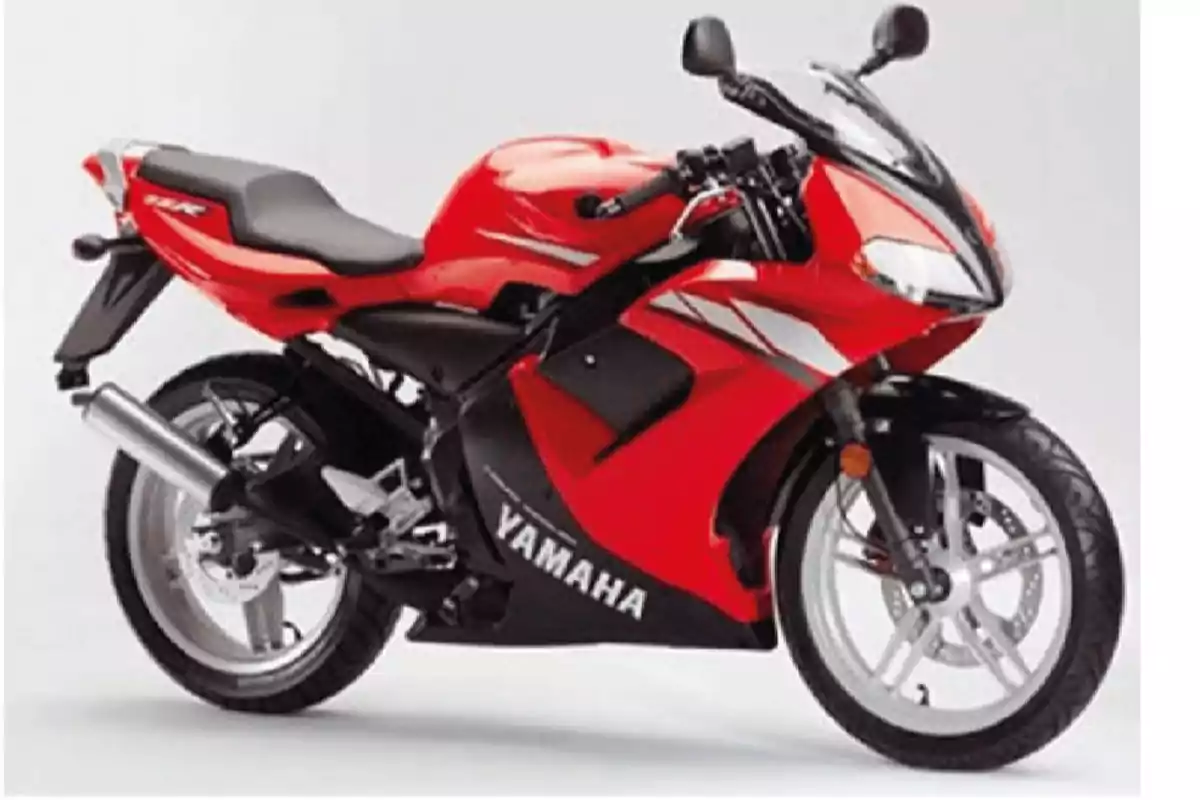 Motocicleta deportiva Yamaha de color rojo con detalles en negro y blanco sobre un fondo claro Motocicleta deportiva Yamaha de color rojo con detalles en negro y blanco sobre un fondo claro