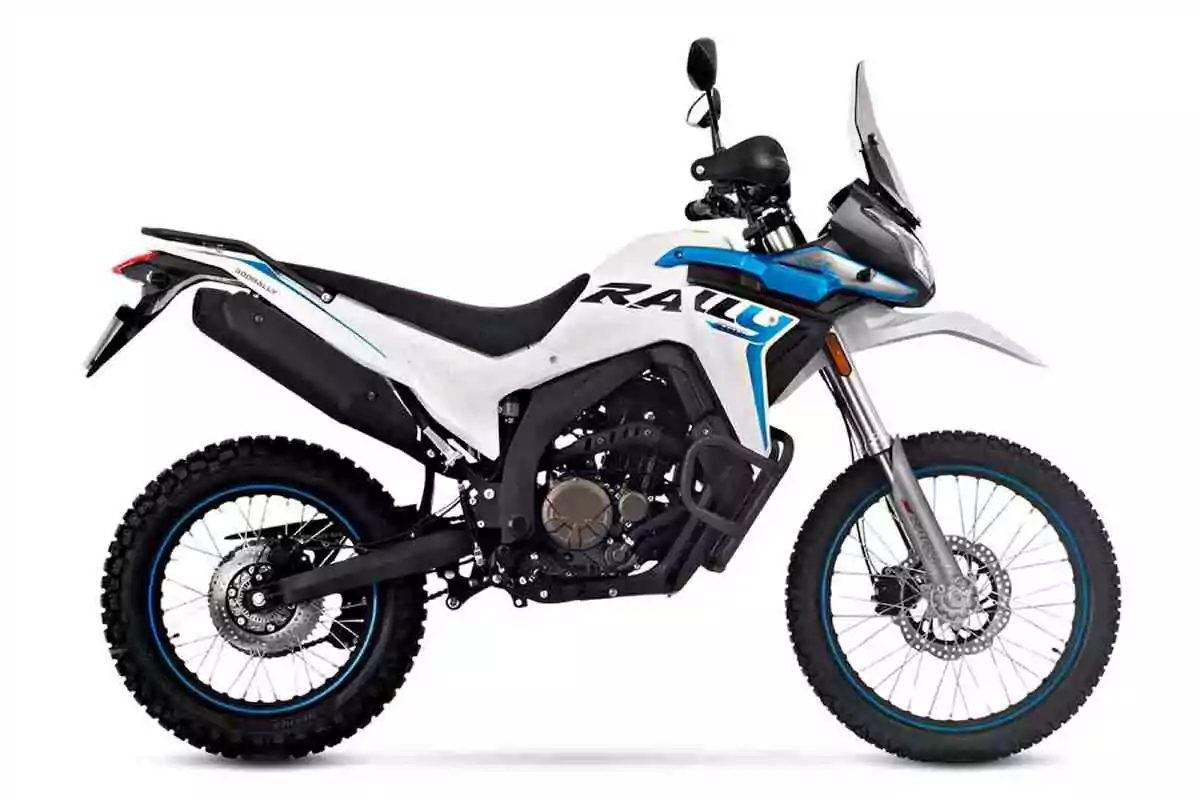 Motocicleta tipo rally de color blanco con detalles en azul y negro sobre fondo blanco Motocicleta tipo rally de color blanco con detalles en azul y negro sobre fondo blanco