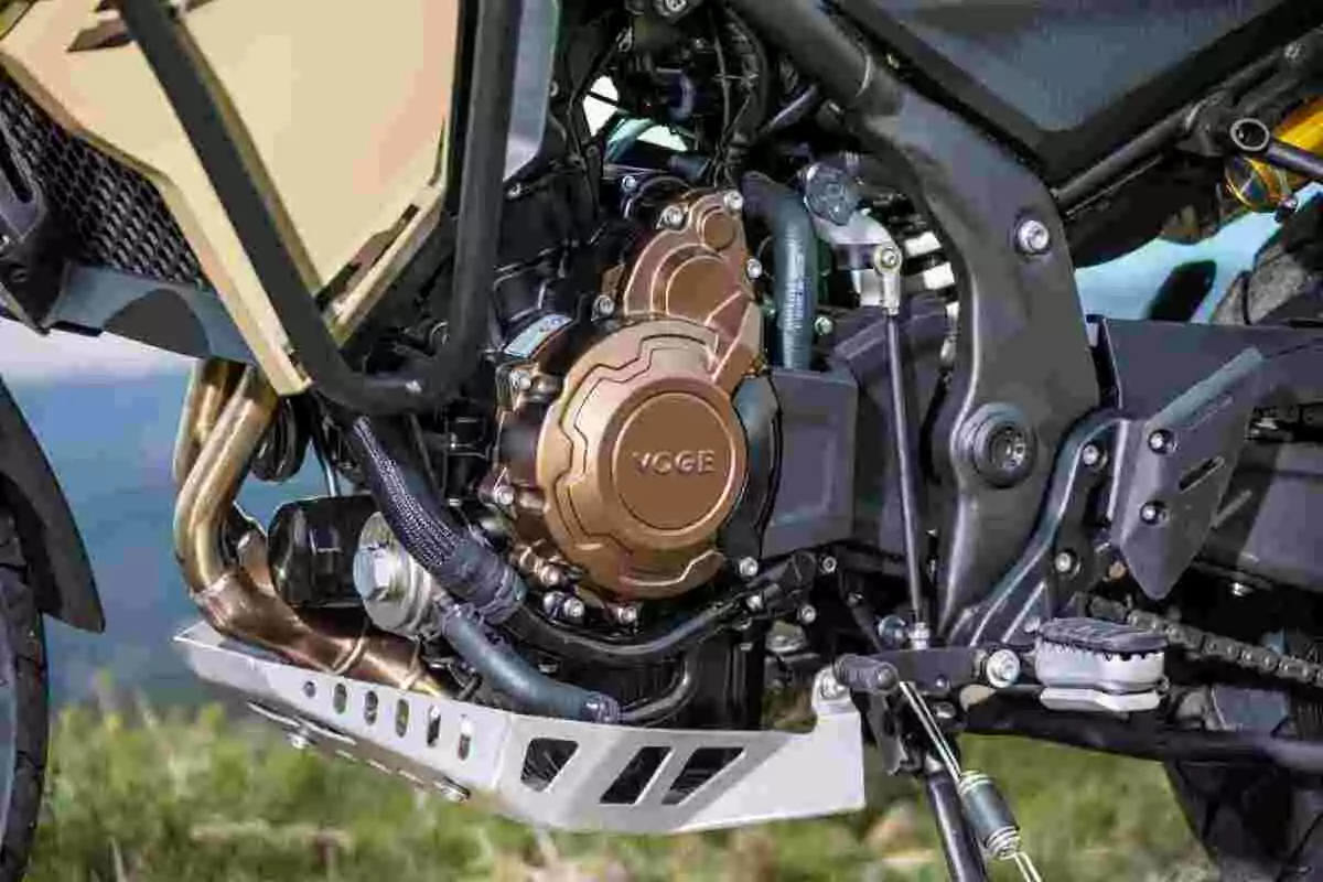 Motor de motocicleta Voge con detalles metálicos y componentes visibles Motor de motocicleta Voge con detalles metálicos y componentes visibles