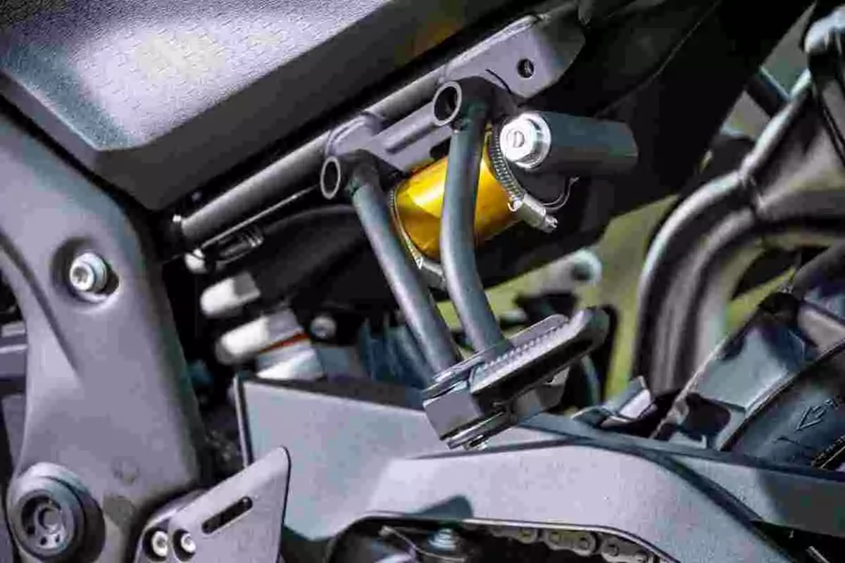 Candado de seguridad colocado en el chasis de una motocicleta Candado de seguridad colocado en el chasis de una motocicleta