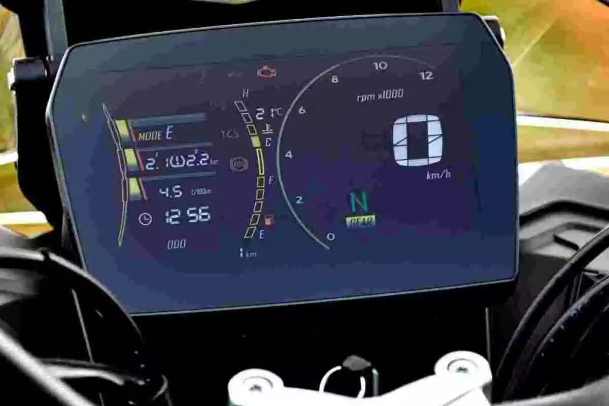 Tablero digital de motocicleta con indicadores de velocidad, revoluciones, temperatura, presión de llantas, modo de manejo, nivel de combustible, marcha y reloj Tablero digital de motocicleta con indicadores de velocidad, revoluciones, temperatura, presión de llantas, modo de manejo, nivel de combustible, marcha y reloj