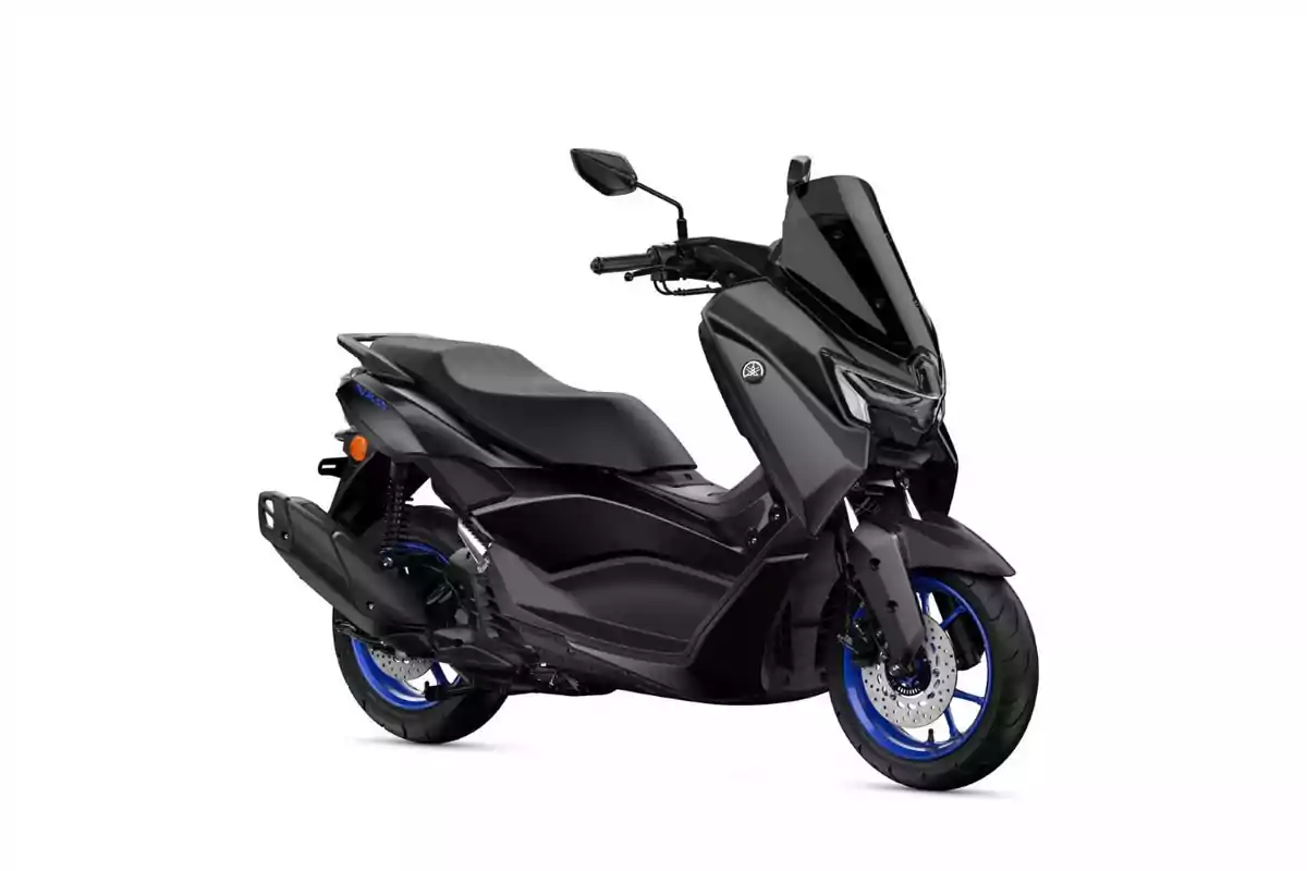 Motocicleta tipus scooter de color negre amb detalls en blau sobre un fons blanc Motocicleta tipus scooter de color negre amb detalls en blau sobre un fons blanc