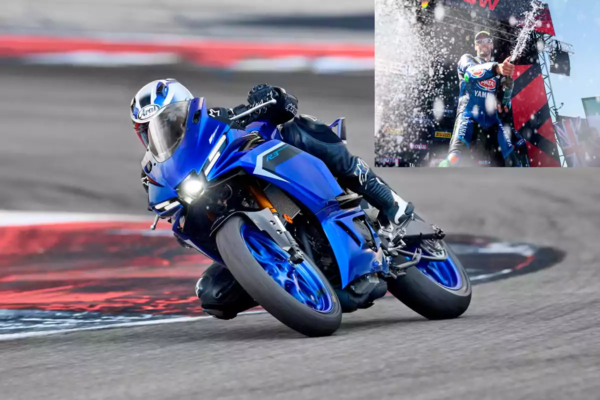 Motociclista tomando una curva en una pista con una motocicleta deportiva azul y en la esquina superior derecha una persona celebrando en un podio con una botella de champán.