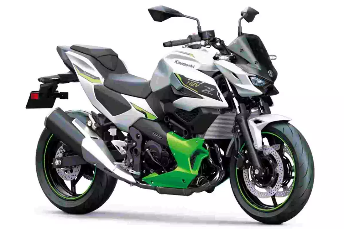 Motocicleta deportiva Kawasaki Z HEV en color blanco con detalles verdes y negros sobre fondo blanco Motocicleta deportiva Kawasaki Z HEV en color blanco con detalles verdes y negros sobre fondo blanco