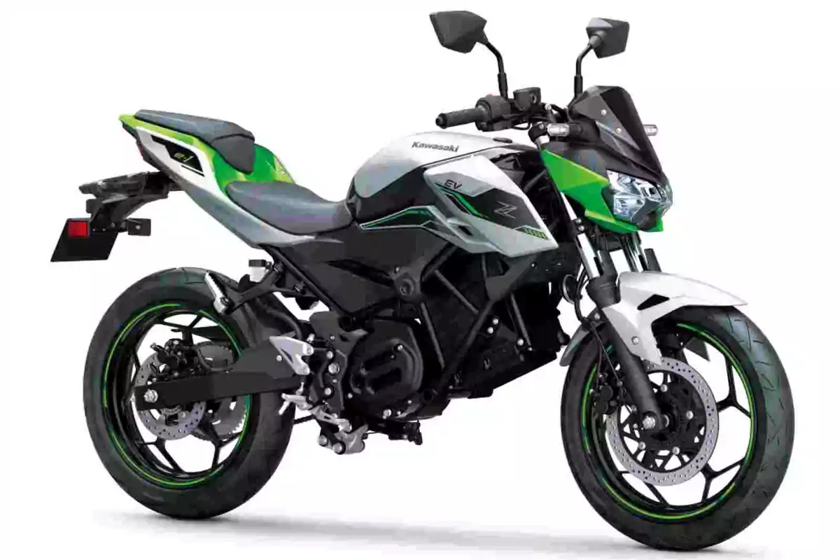 Motocicleta deportiva Kawasaki de color blanco, verde y negro vista de lado sobre fondo blanco Motocicleta deportiva Kawasaki de color blanco, verde y negro vista de lado sobre fondo blanco