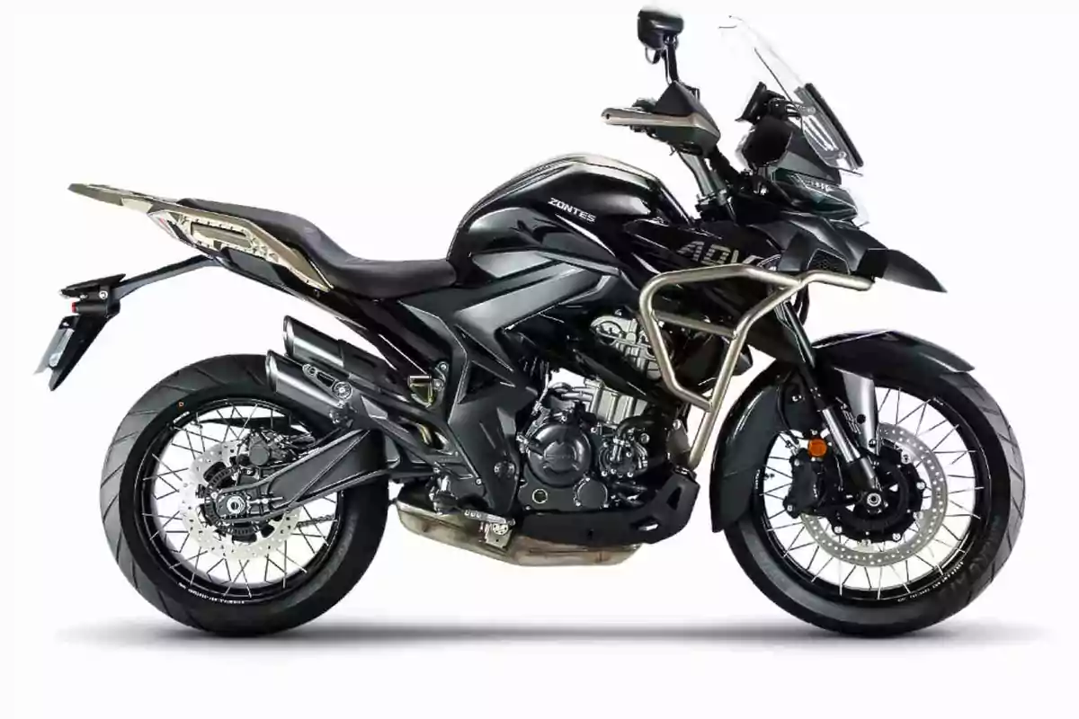 Motocicleta deportiva de color negro con detalles metálicos y parabrisas, vista lateral sobre fondo blanco Motocicleta deportiva de color negro con detalles metálicos y parabrisas, vista lateral sobre fondo blanco