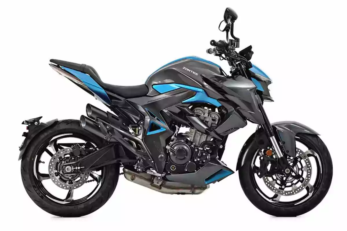 Motocicleta deportiva de color negro con detalles azules vista de perfil sobre fondo blanco Motocicleta deportiva de color negro con detalles azules vista de perfil sobre fondo blanco