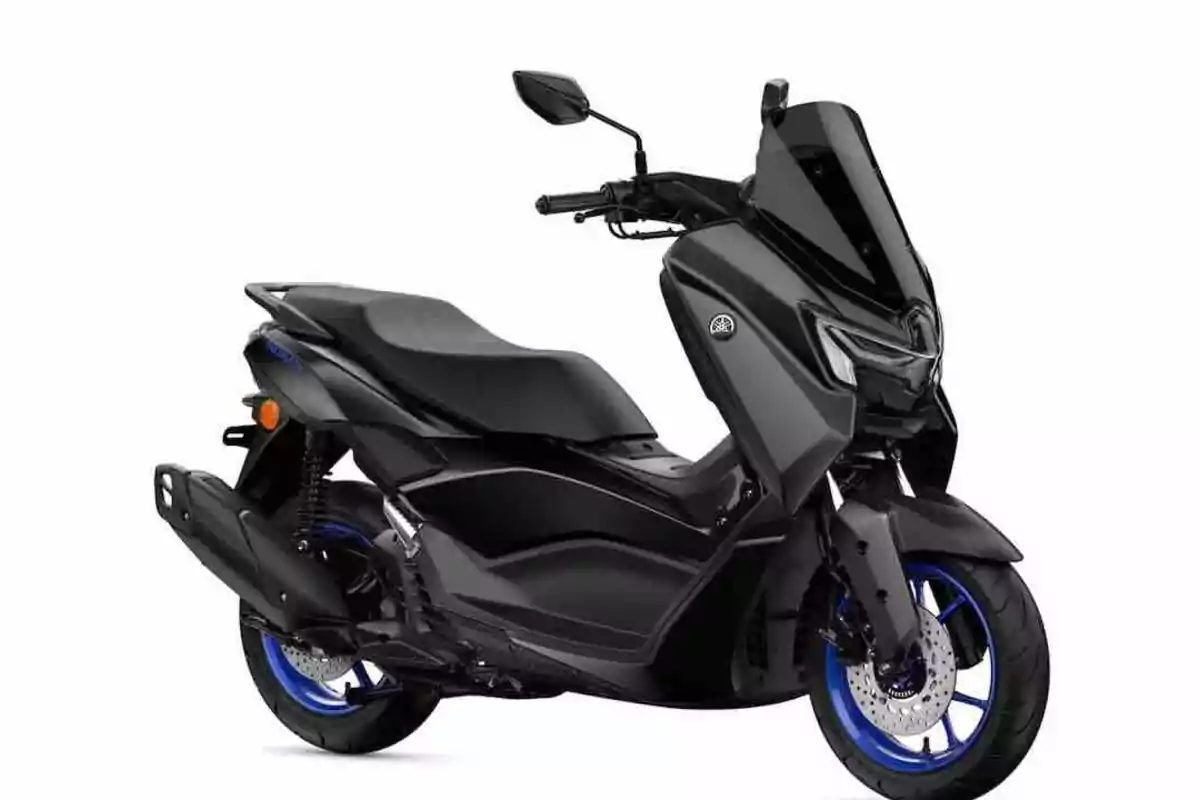 Motocicleta tipo scooter de color negro con detalles en azul sobre un fondo blanco Motocicleta tipo scooter de color negro con detalles en azul sobre un fondo blanco