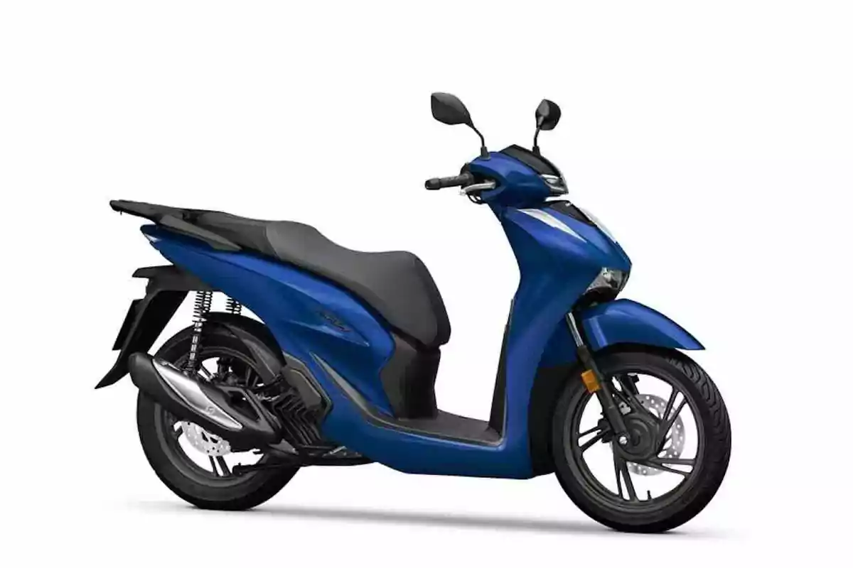 Motocicleta tipo scooter de color azul con diseño moderno sobre fondo blanco Motocicleta tipo scooter de color azul con diseño moderno sobre fondo blanco