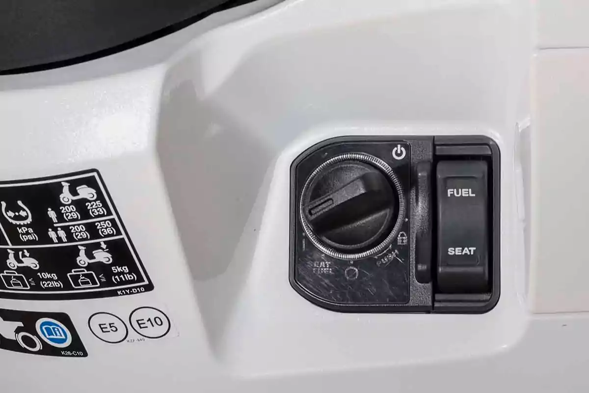 Panel de encendido de motocicleta con botones para abrir el asiento y el tanque de combustible Panel de encendido de motocicleta con botones para abrir el asiento y el tanque de combustible