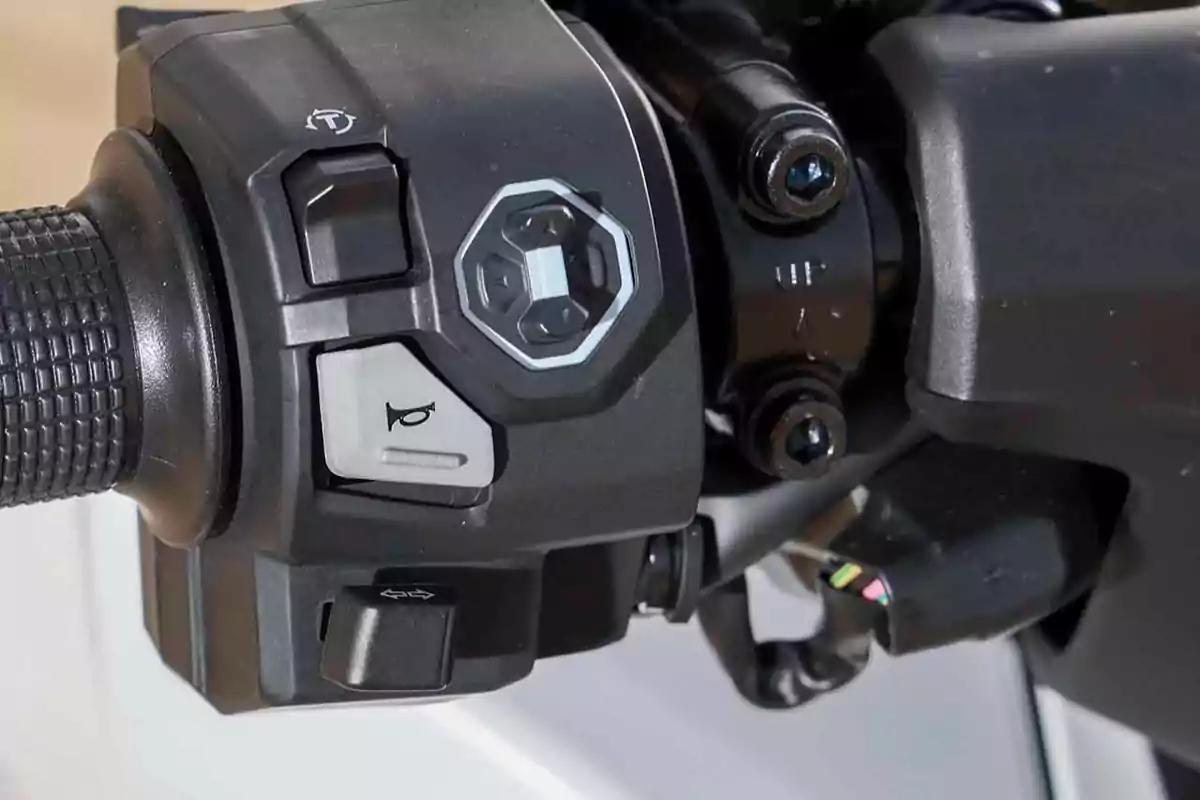 Controles del manillar izquierdo de una motocicleta con botones para claxon, intermitentes y otras funciones Controles del manillar izquierdo de una motocicleta con botones para claxon, intermitentes y otras funciones