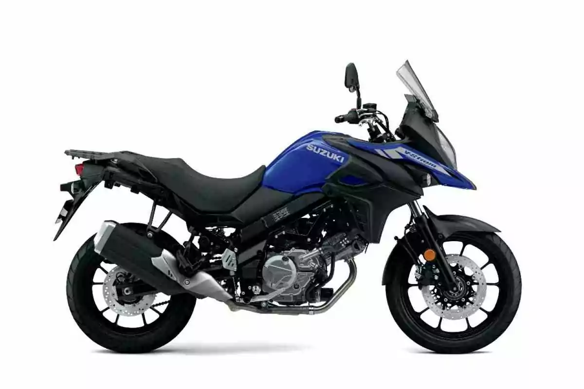 Motocicleta Suzuki azul modelo V-Strom vista de lado sobre fondo blanco Motocicleta Suzuki azul modelo V-Strom vista de lado sobre fondo blanco