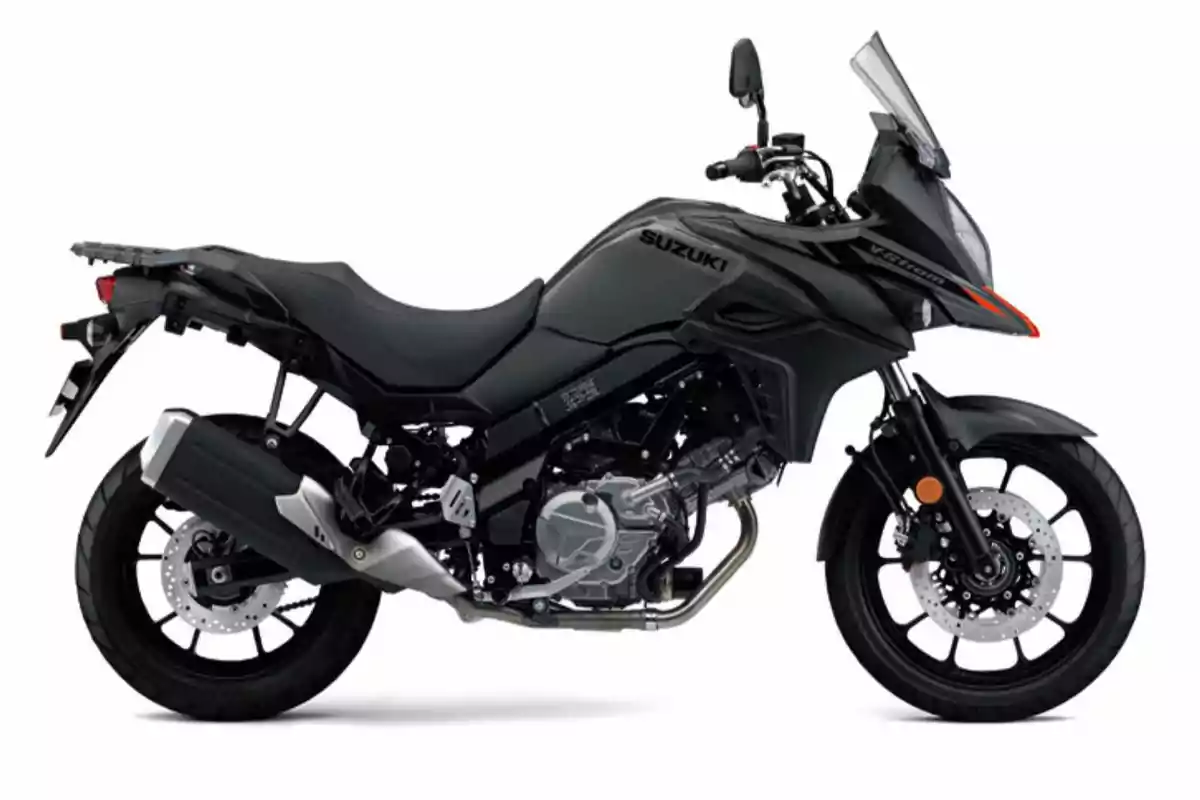 Motocicleta Suzuki V-Strom negra vista de lado sobre fondo blanco Motocicleta Suzuki V-Strom negra vista de lado sobre fondo blanco